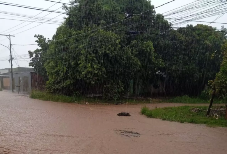 Temporal provoca alagamentos críticos em Campo Grande neste sábado