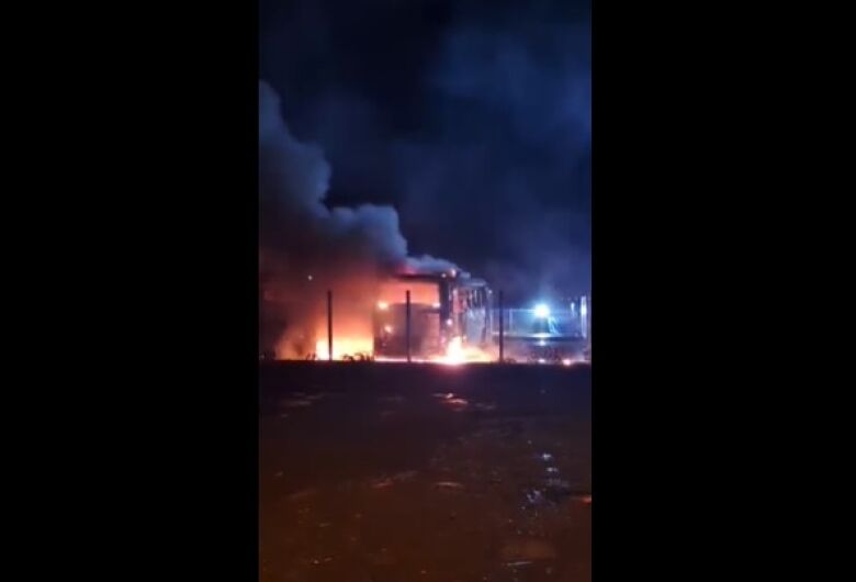 Incêndio em pátio de empresa destrói dois veículos em Sidrolândia