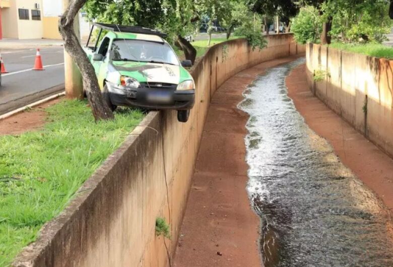 Motorista embriagado quase cai em córrego após atingir veículo de grávida