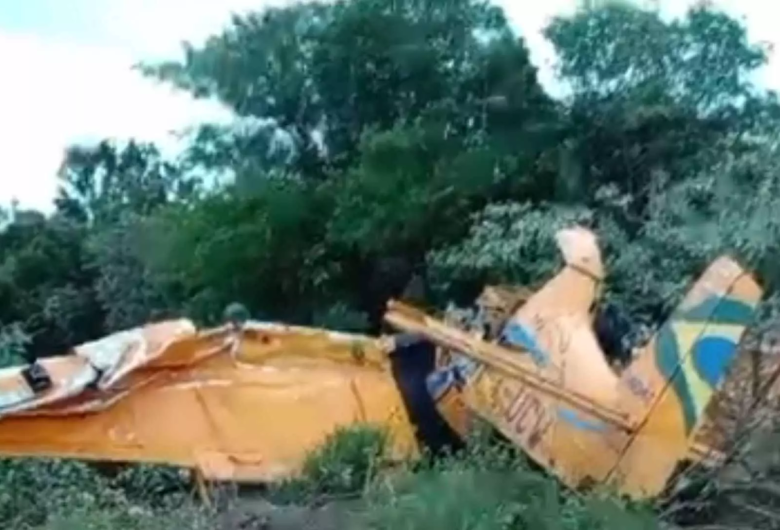 Piloto faz reconhecimento da área antes de queda de avião agrícola em MS