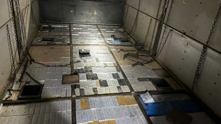 POLÍCIA APREENDE CARGA MILIONÁRIA DE CELULARES E NOTEBOOKS EM FUNDO FALSO DE CARRETA