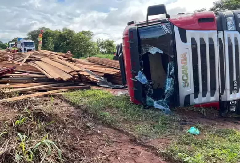 Carreta tomba e carga de madeira bloqueia trecho da BR-163