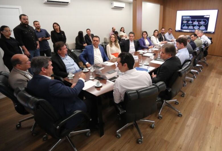 Governador reúne secretários para assinatura dos contratos de gestão