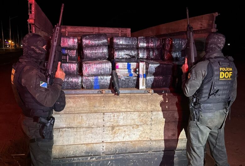 Caminhão abandonado é encontrado carregado com quase três toneladas de maconha