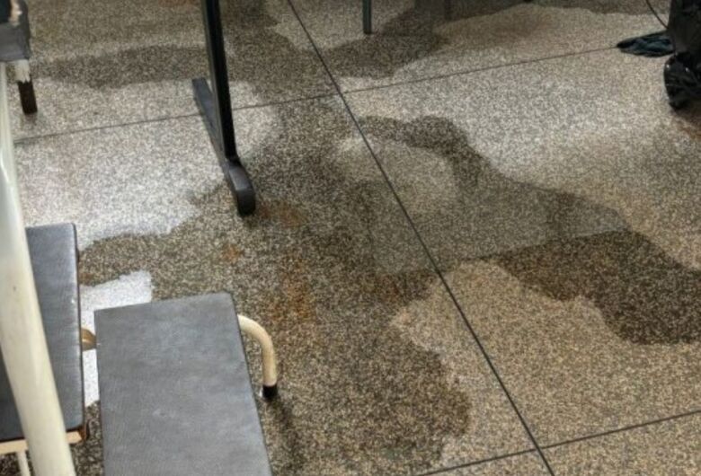 Chuva transforma posto de saúde em 'cachoeira' em Dourados; veja vídeo