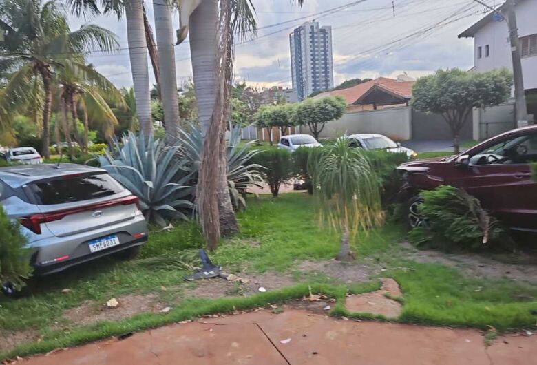 VEÍCULOS 'INVADEM' CALÇADA APÓS COLISÃO NA RUA MONTE ALEGRE