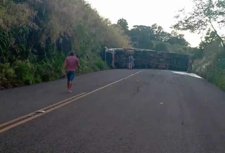 Douradense morre após tombar carreta carregada com porcos no RS