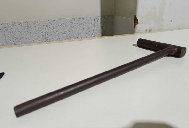 Homem é preso ao tentar arrombar mercearia no Jardim Água Boa