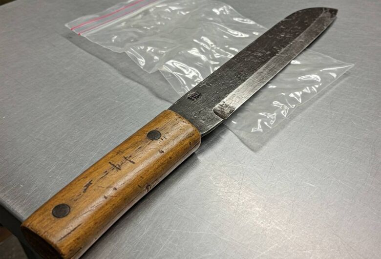 Homem é preso após perseguir populares com facão em via pública