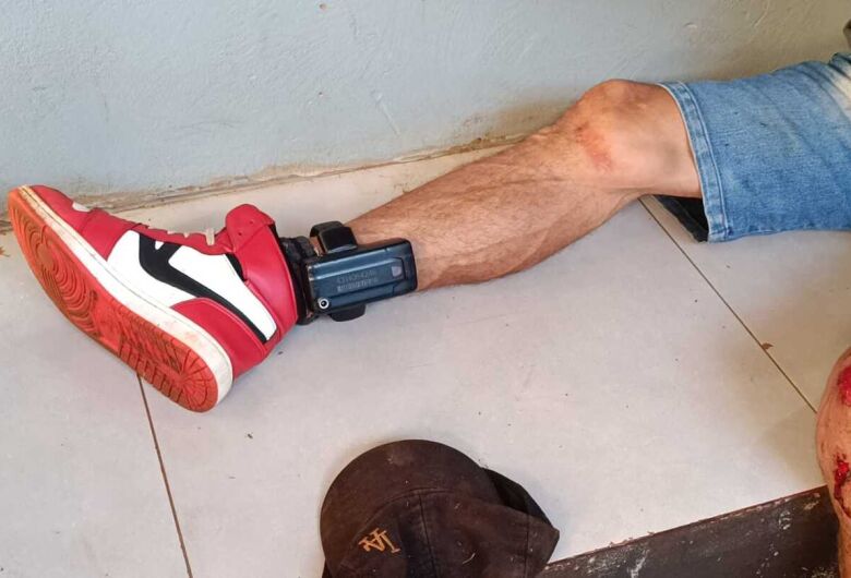 Usando tornozeleira, homem é preso por furto de fios elétricos