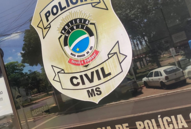 Idoso tem celulares furtados por mulher que usava tornozeleira em bar