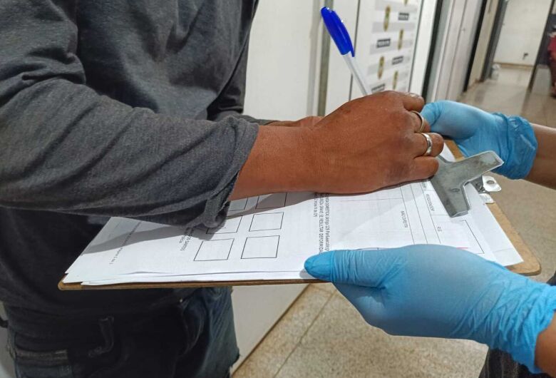 Jovem esfaqueada no rosto durante discussão em praça de Dourados