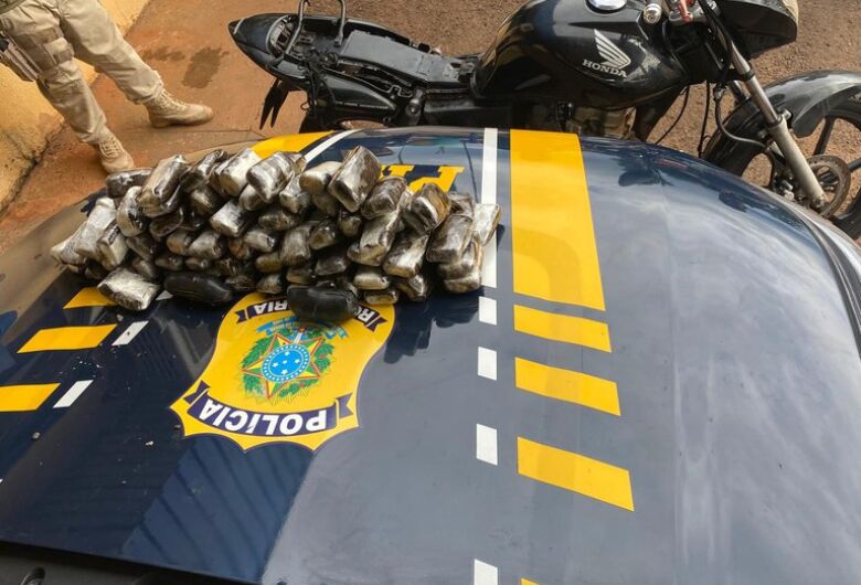 Motociclista é flagrado na BR-163 transportando 10 quilos de haxixe