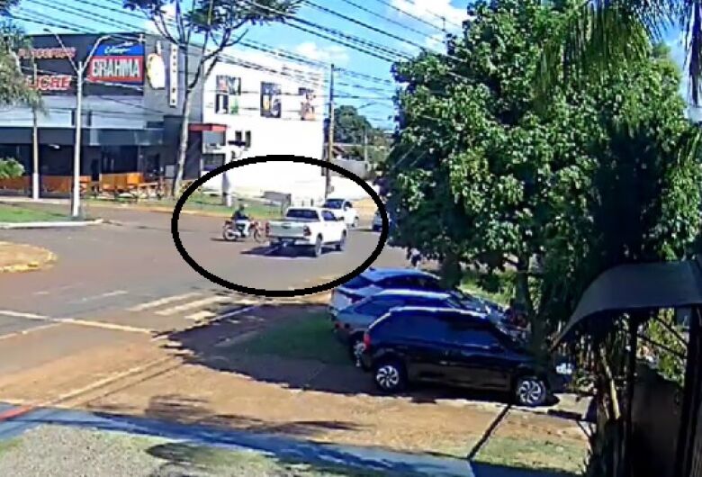 Motociclista se feriu em colisão com caminhonete que avançou preferencial