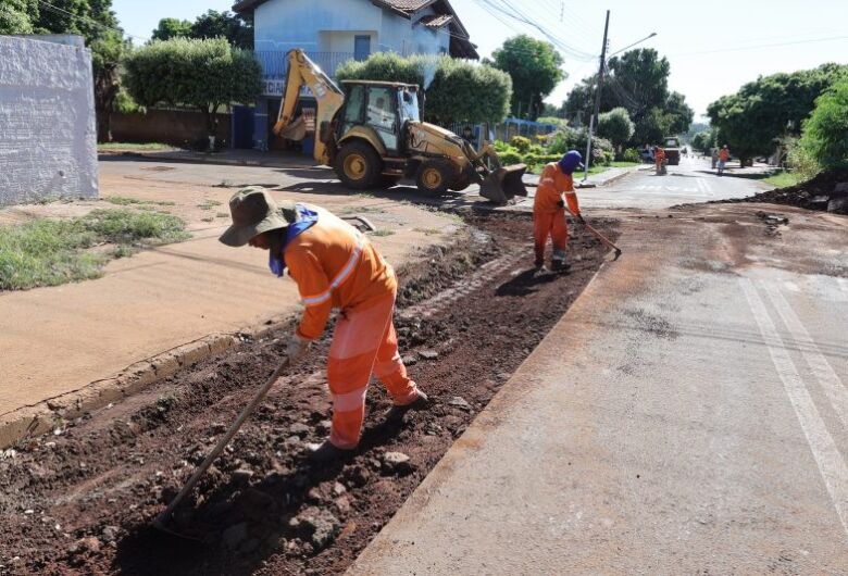 Serviços de tapa-buraco atendem em quatro frentes em Dourados