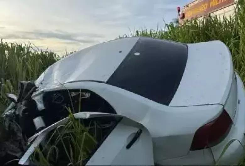 Motorista morre após colidir carro de passeio contra carreta