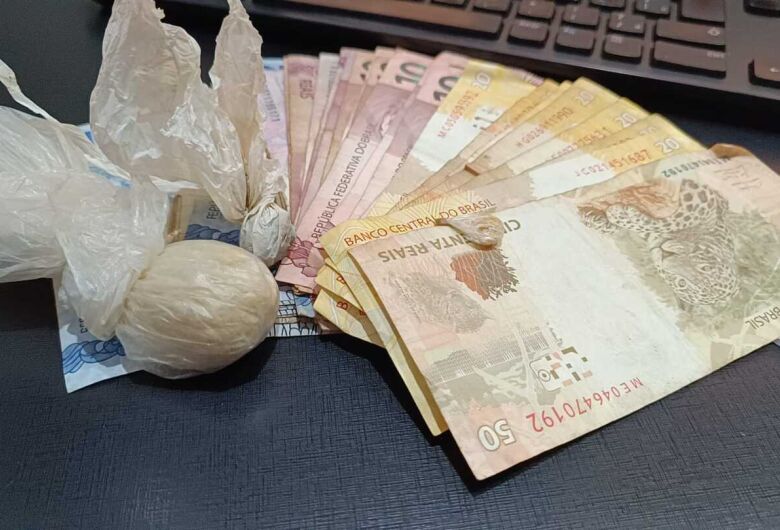 Jovem é preso por tráfico de drogas durante patrulhamento na Vila São Francisco