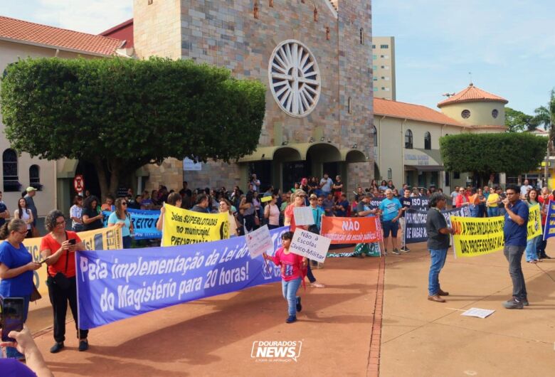 Professores fazem ato em Dourados pela valorização da educação pública