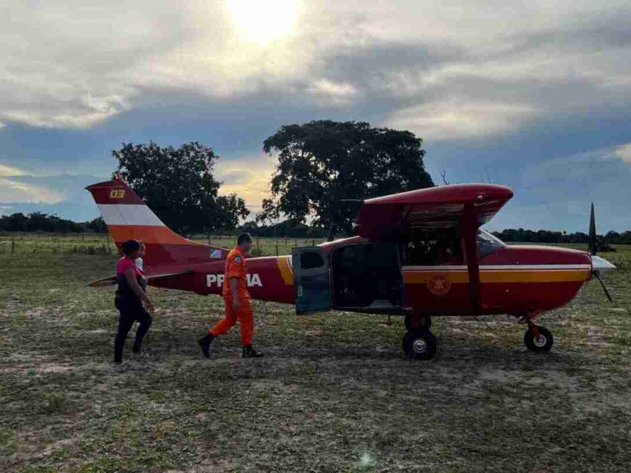 De avião, bebê doente é resgatada e levada até o hospital
