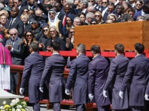 No Vaticano, Lula diz que Papa fez história ao combater desigualdades