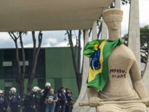 "STF CONDENA MULHER QUE PICHOU ESTÁTUA A 14 ANOS DE PRISÃO"
