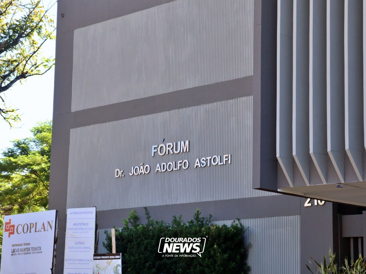 Após audiência, juiz decide que homem acusado de espancar criança continuará preso