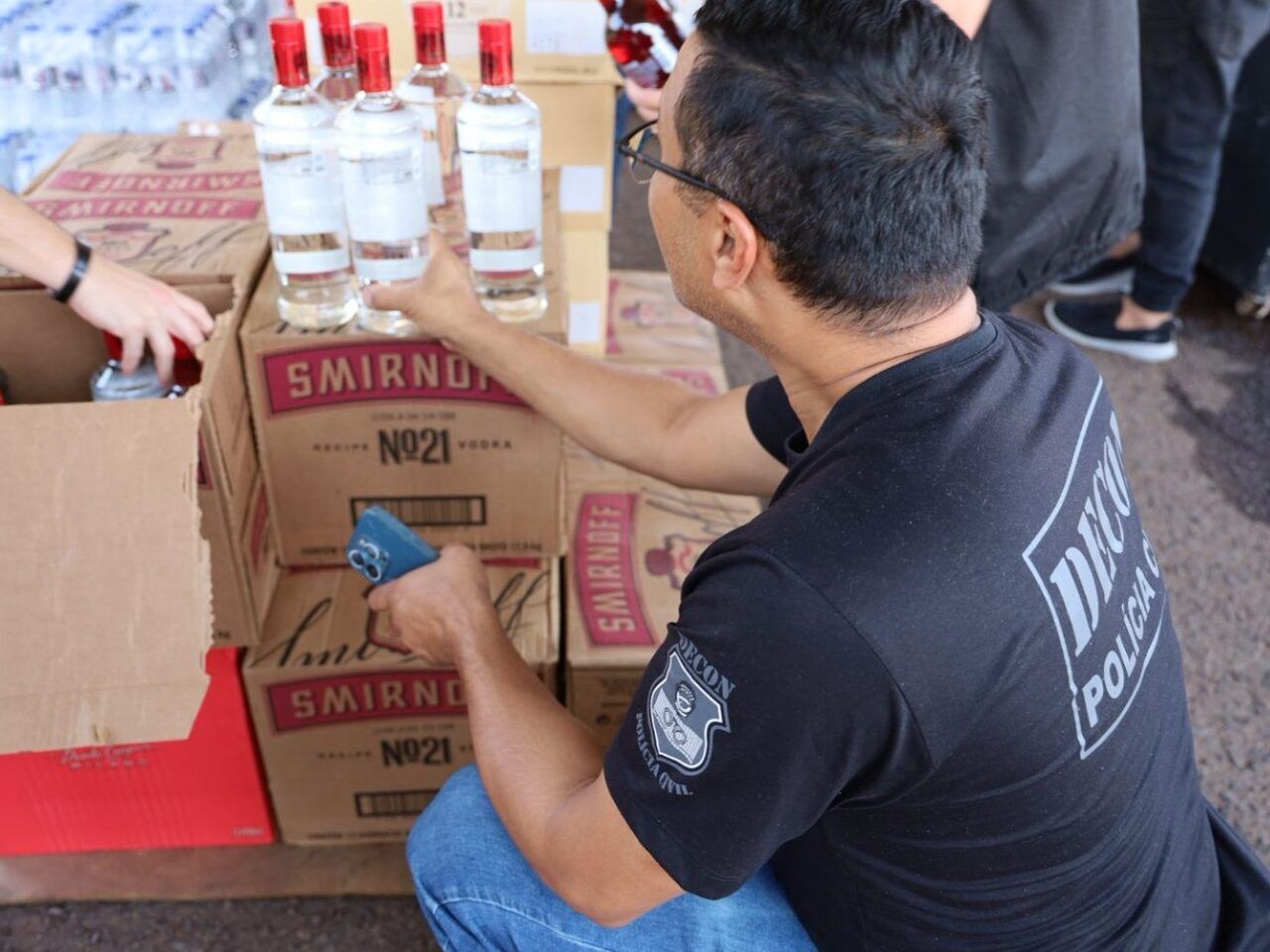 Adulteração de bebidas por metanol: operação fiscaliza rave