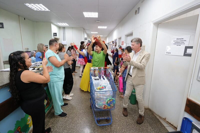 Brinquedos para crianças internadas: ação traz alegria no HU