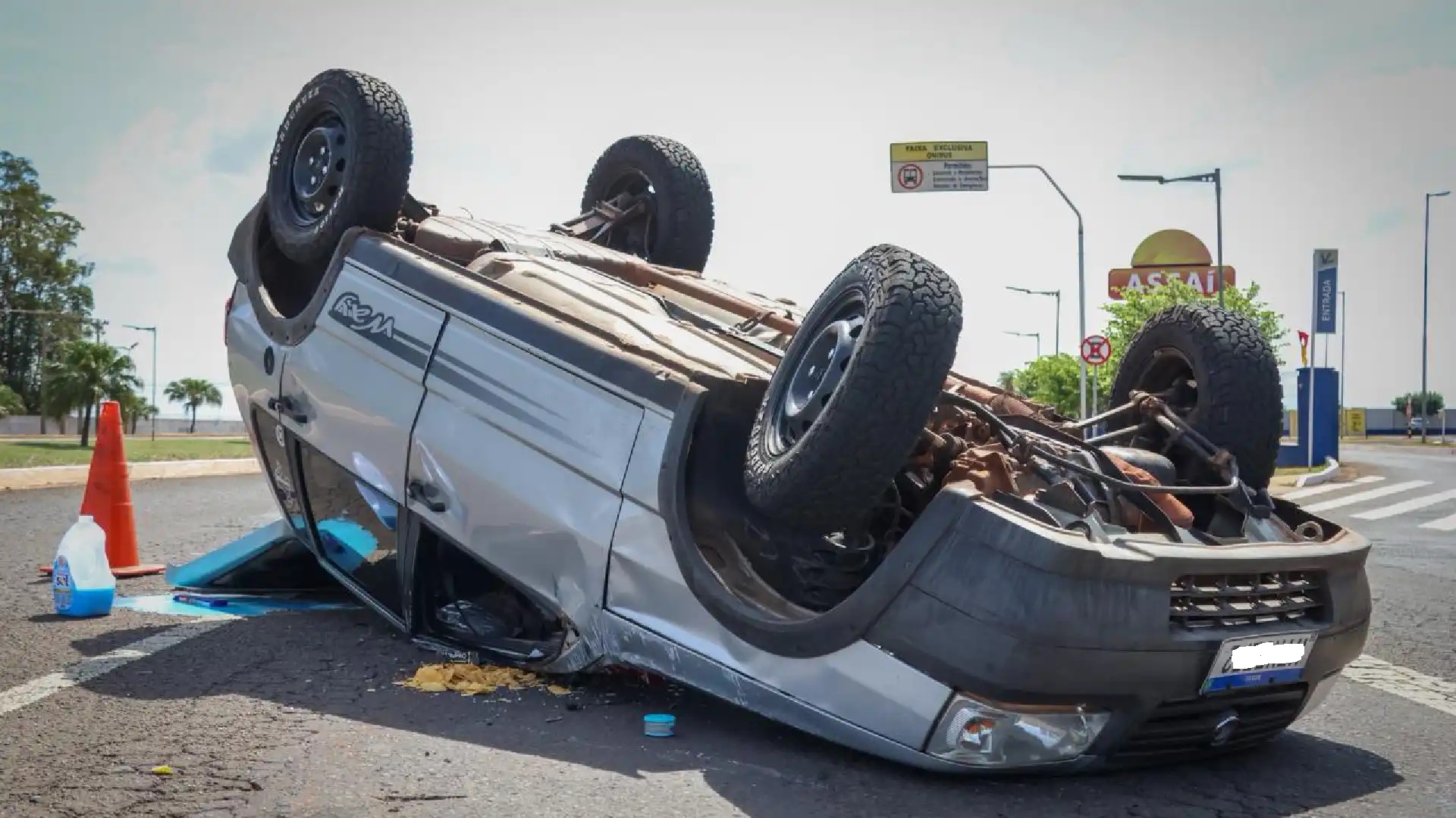 Capotamento na Avenida Duque de Caxias: Uno e Kombi colidem
