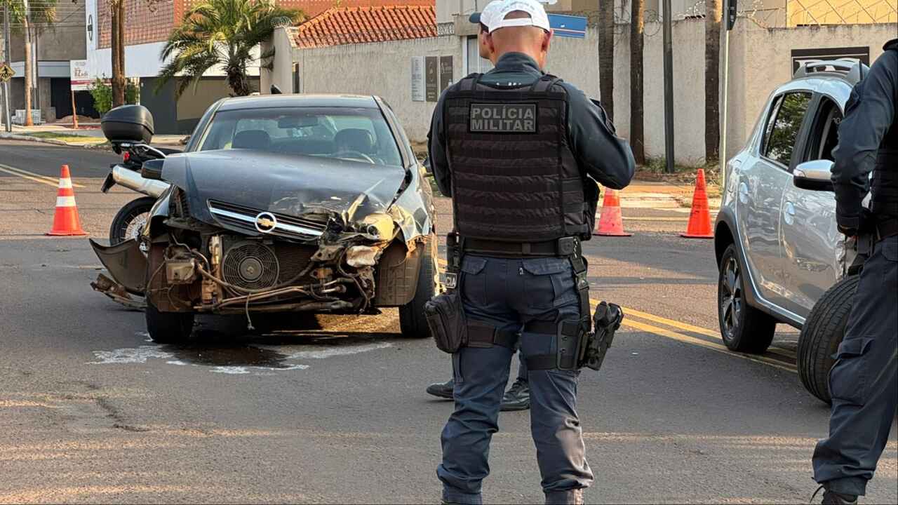 Motorista foge de blitz, atropela PM e atinge família agora