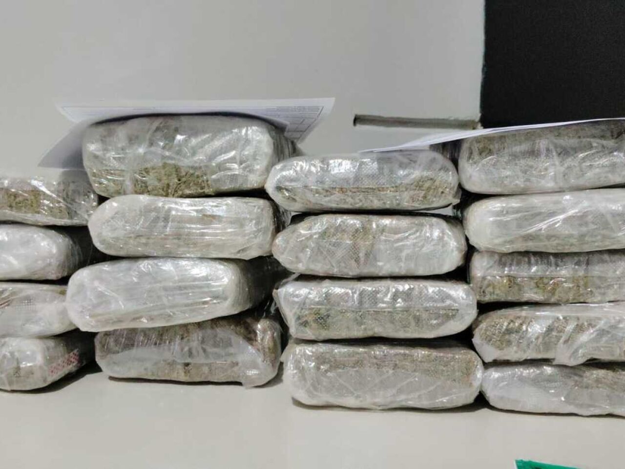 Mulher presa com maconha em Dourados: 9,89 kg apreendidos